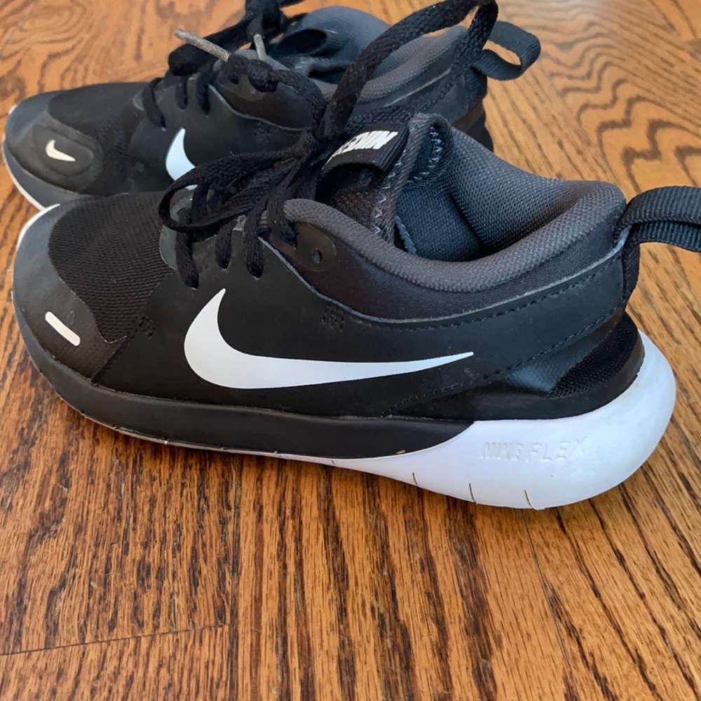 Clean, beautiful, Nike Running Shoes, Size 4Y. Excellent buy!